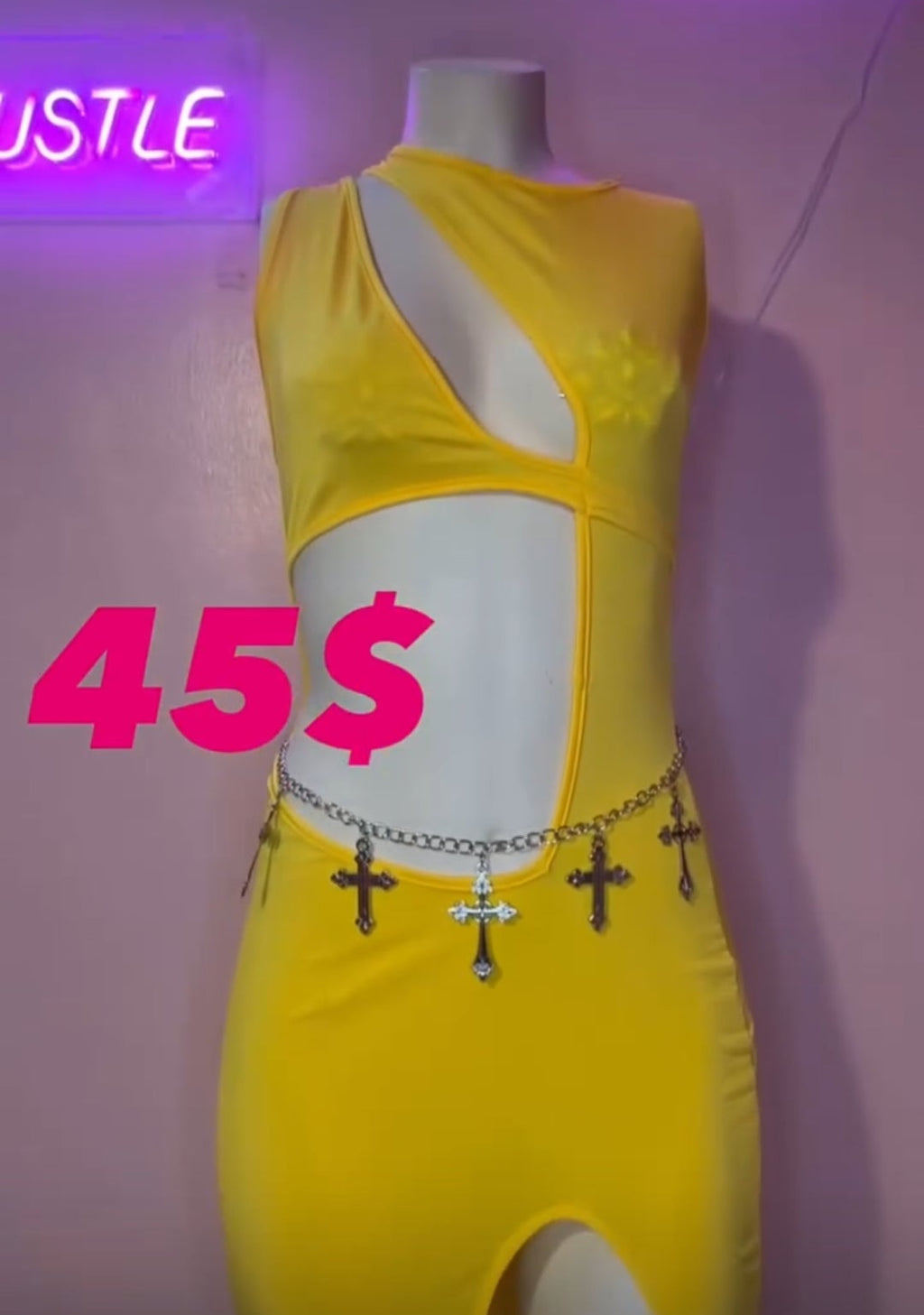 Vestido con escote y pierna abierta