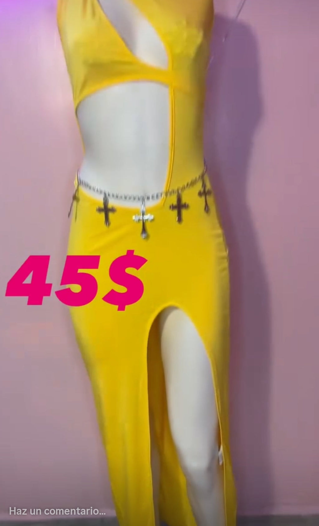 Vestido con escote y pierna abierta